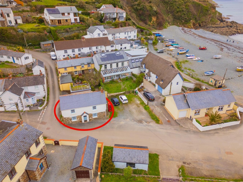Lot: 47284 - DETACHED WELL PRESENTED THREE-BEDROOM BEACH HOUSE IN IDYLLIC LOCATION - Main aerial view